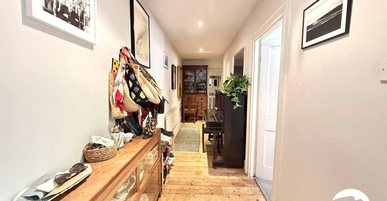2 bedroom property for sale in London | Robinson Jackson