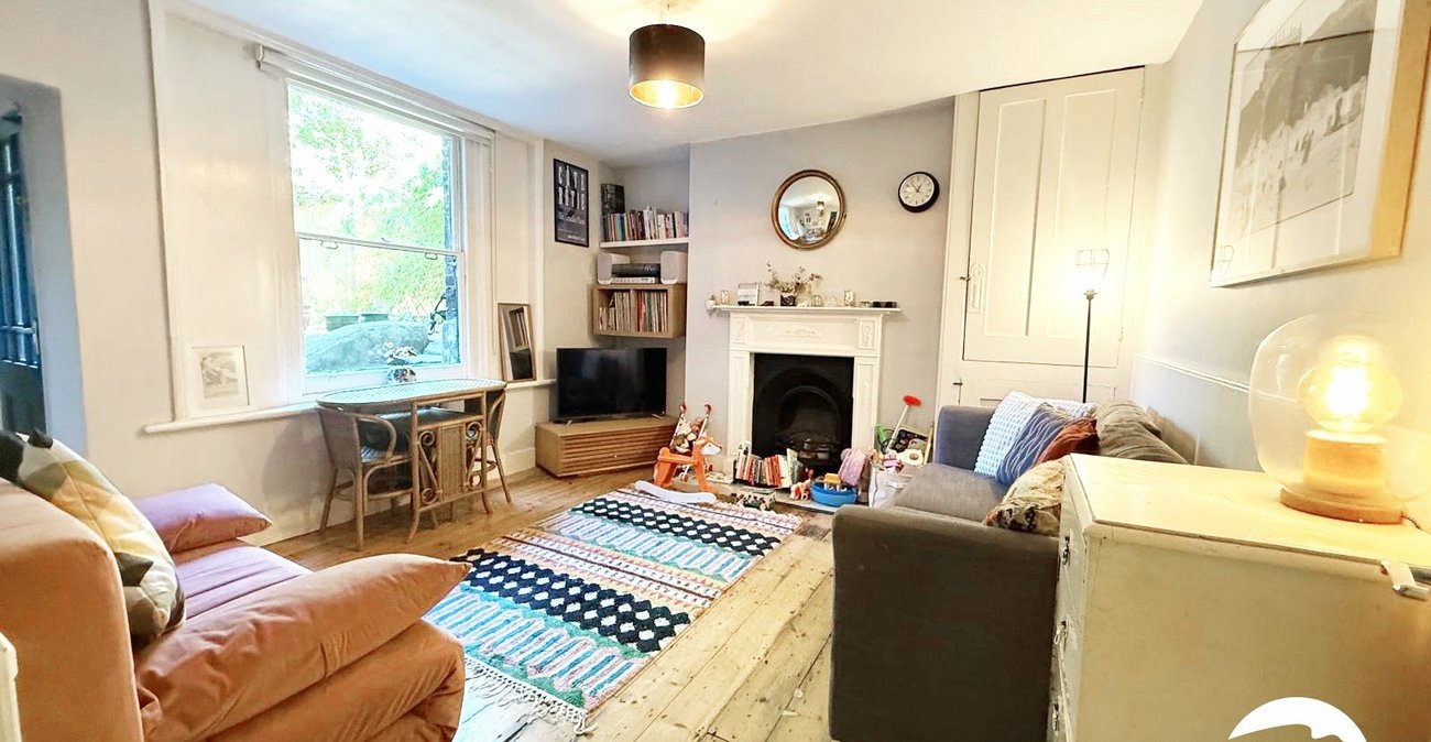 2 bedroom property for sale in London | Robinson Jackson