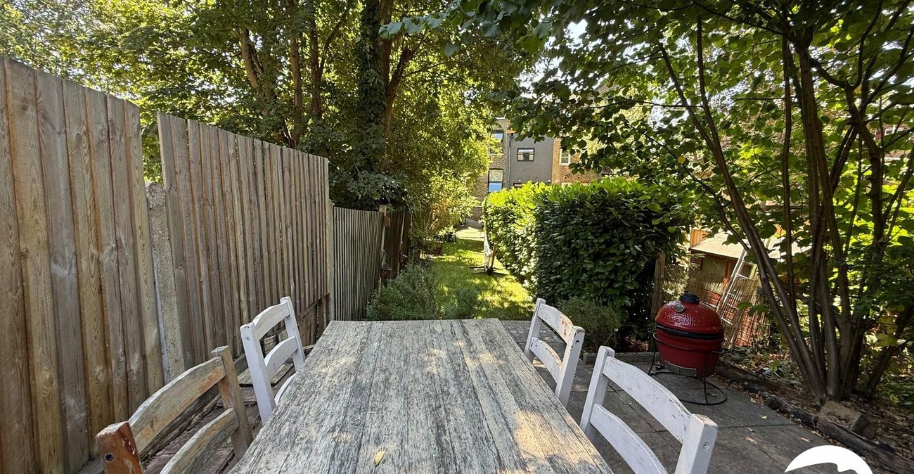 2 bedroom property for sale in London | Robinson Jackson