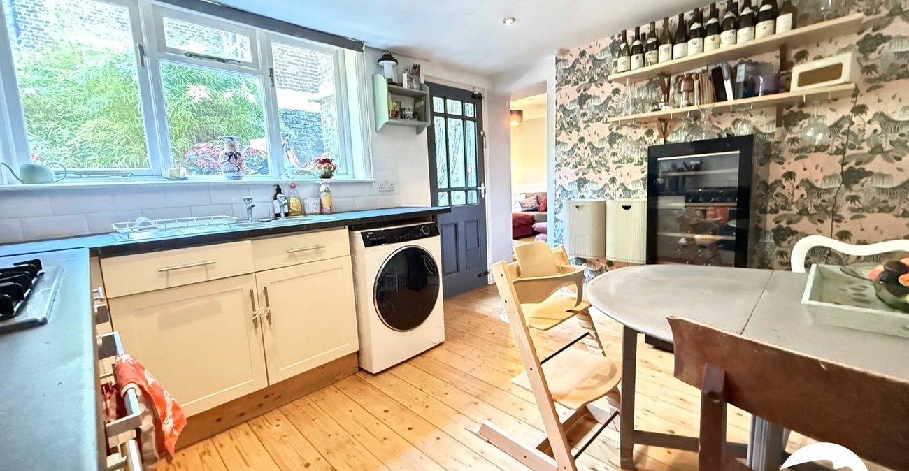 2 bedroom property for sale in London | Robinson Jackson