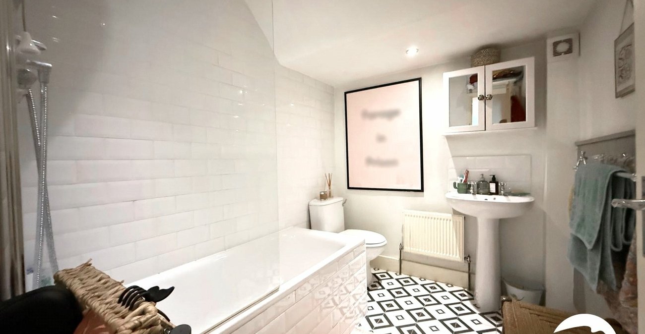 2 bedroom property for sale in London | Robinson Jackson