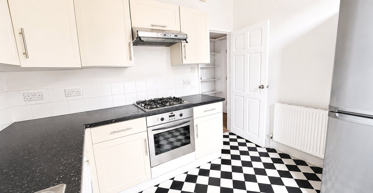 2 bedroom property for sale in London | Robinson Jackson