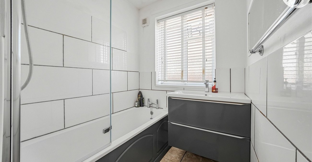 2 bedroom bungalow for sale in Greenhithe | Robinson Jackson