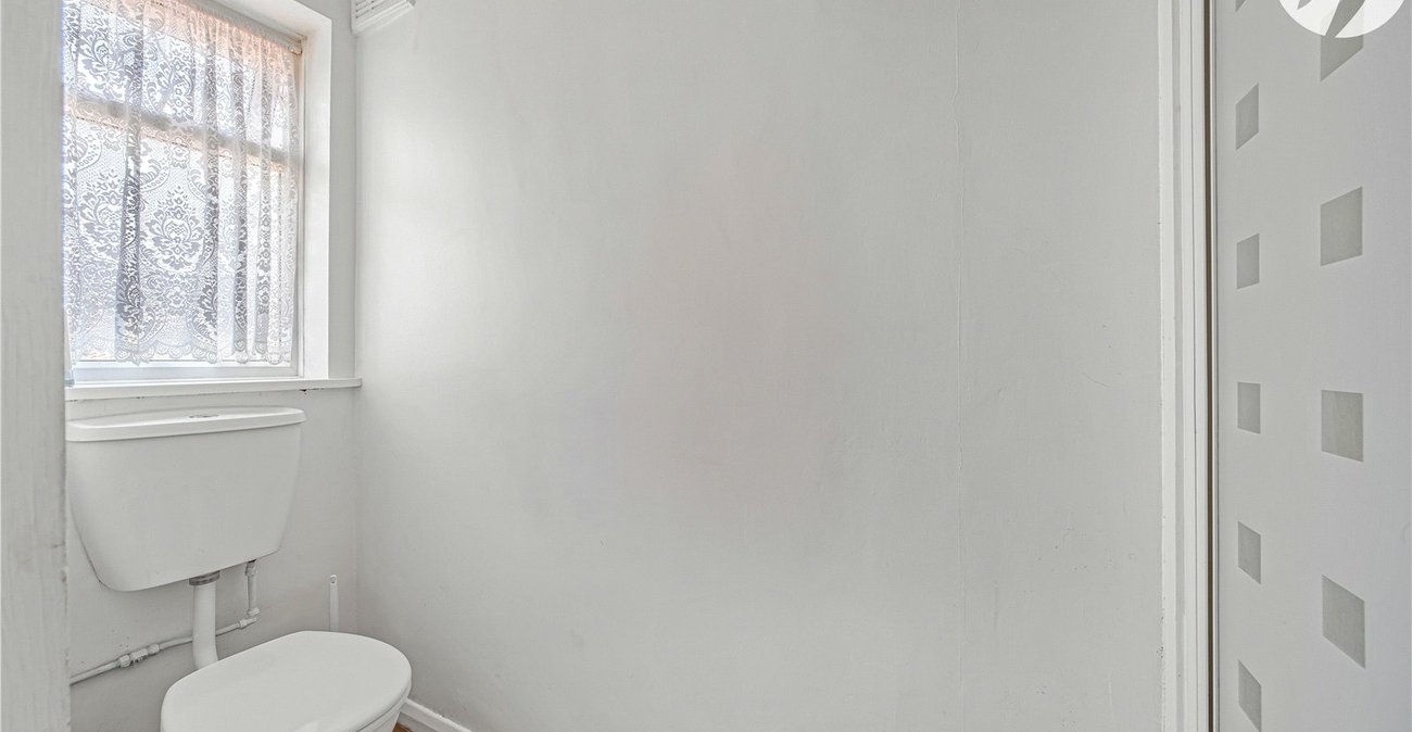 2 bedroom bungalow for sale in Greenhithe | Robinson Jackson