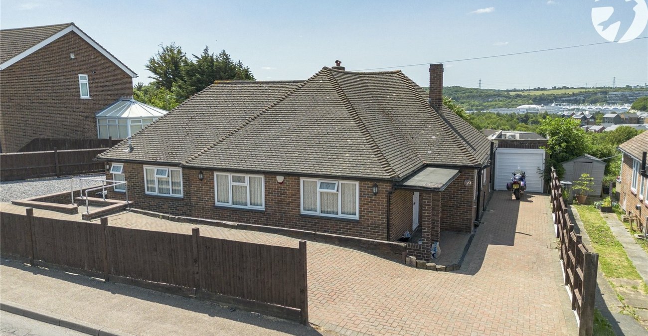 2 bedroom bungalow for sale in Greenhithe | Robinson Jackson