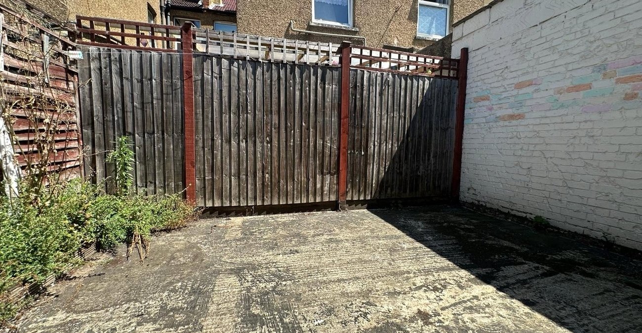 1 bedroom house for sale in London | Robinson Jackson