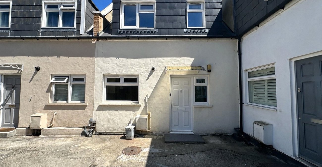 1 bedroom house for sale in London | Robinson Jackson