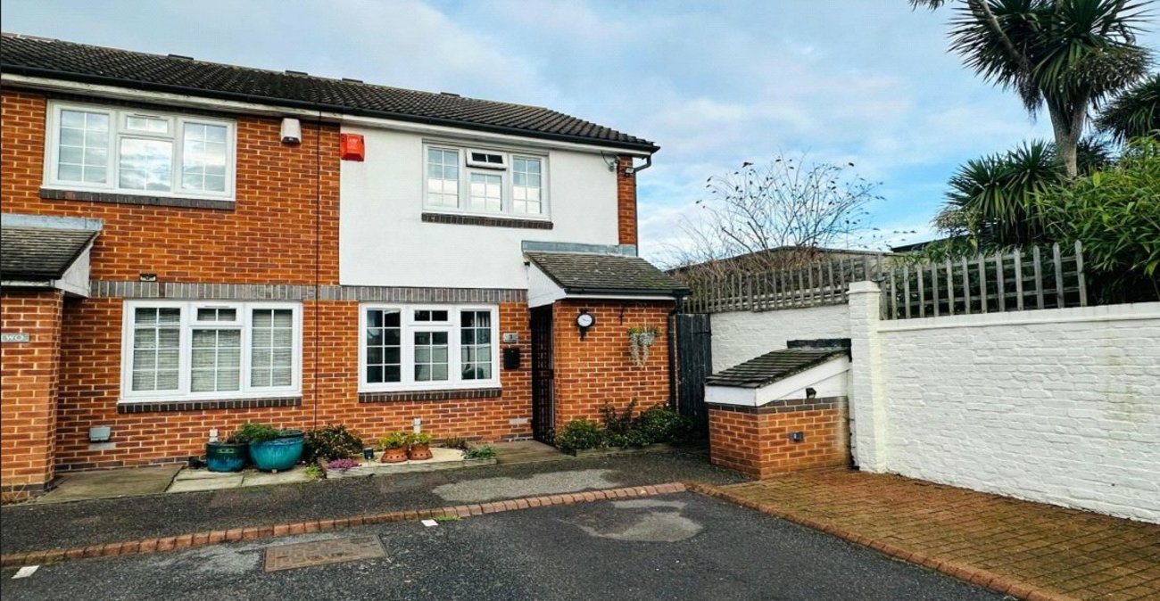 2 bedroom house for sale in London | Robinson Jackson