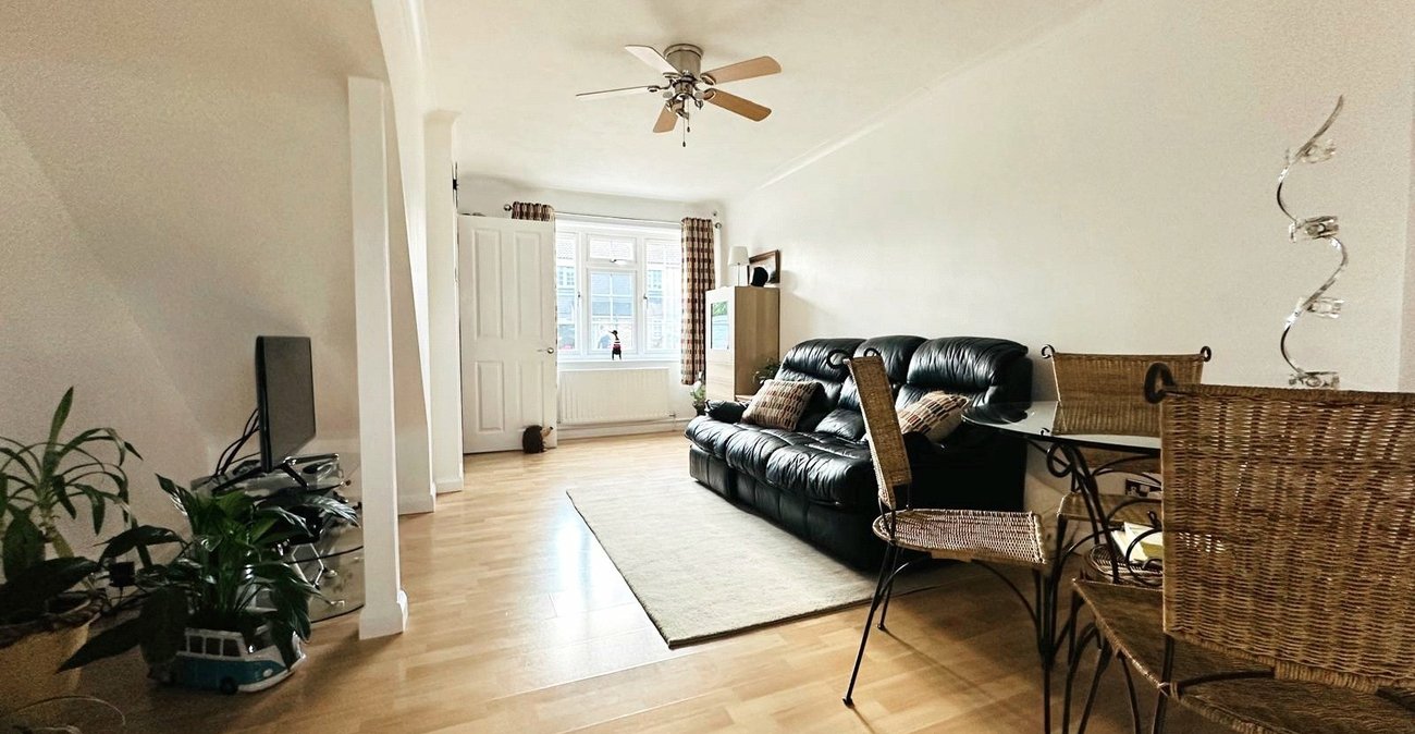 2 bedroom house for sale in London | Robinson Jackson