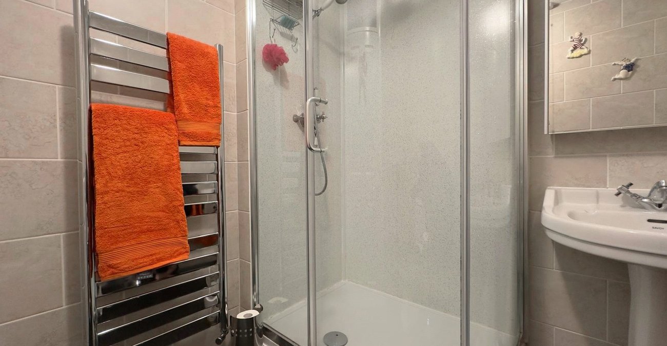 2 bedroom house for sale in London | Robinson Jackson