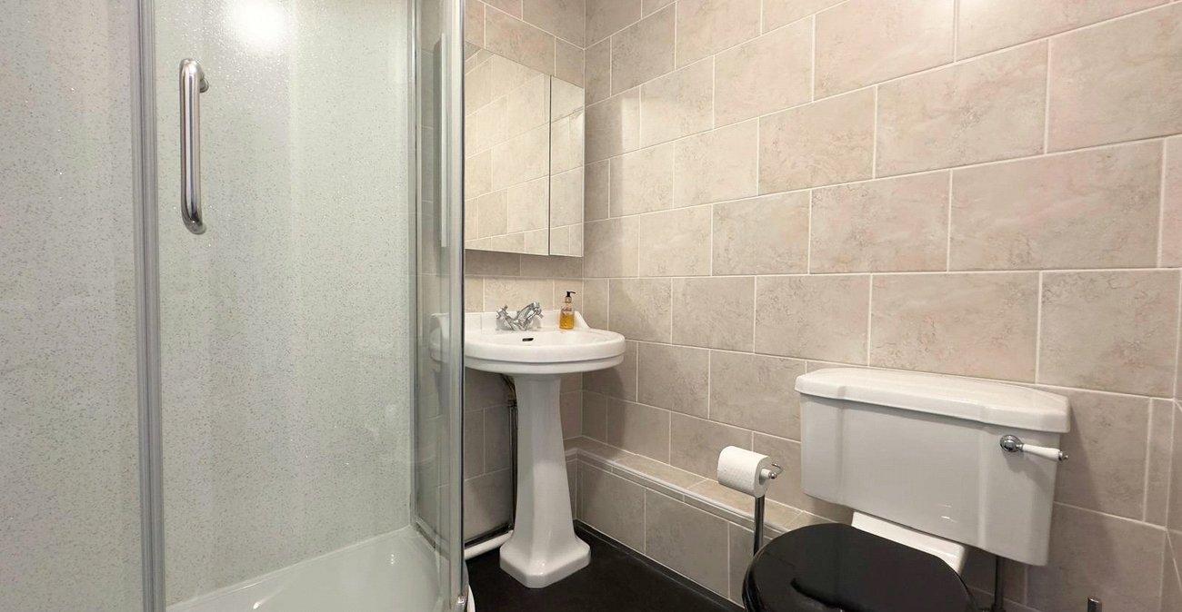 2 bedroom house for sale in London | Robinson Jackson