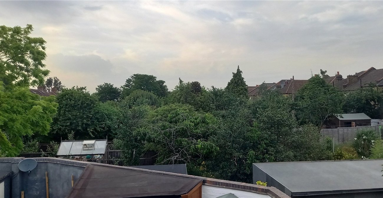 2 bedroom house for sale in London | Robinson Jackson