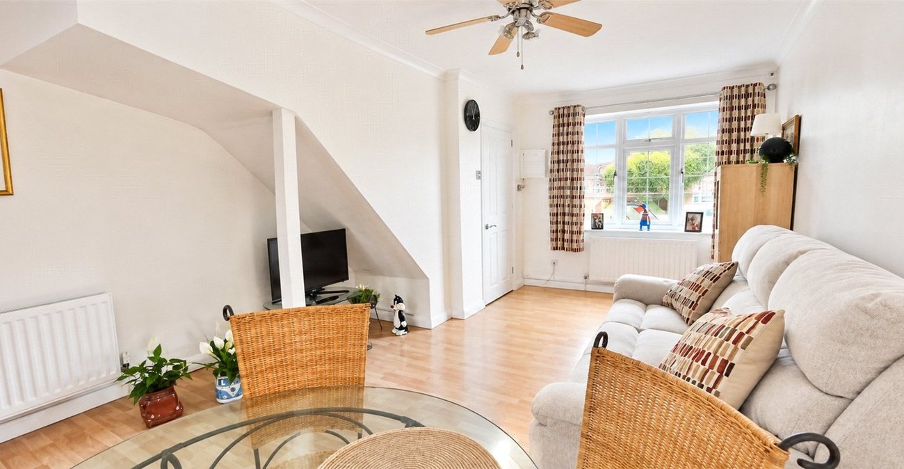 2 bedroom house for sale in London | Robinson Jackson