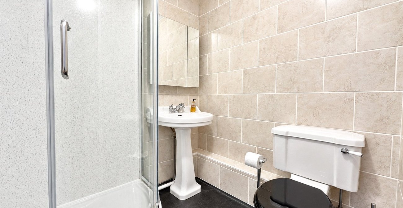 2 bedroom house for sale in London | Robinson Jackson
