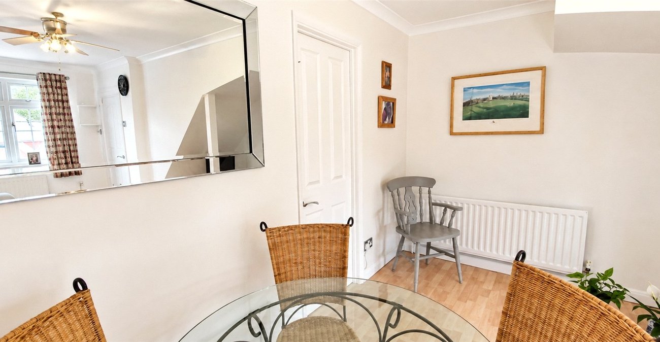 2 bedroom house for sale in London | Robinson Jackson