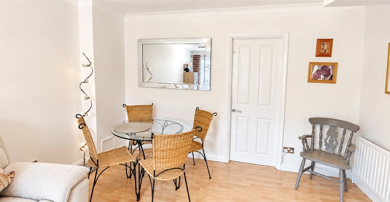 2 bedroom house for sale in London | Robinson Jackson