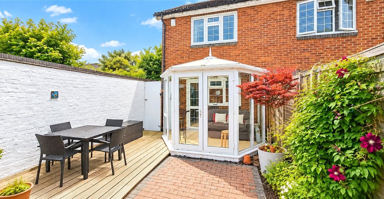 2 bedroom house for sale in London | Robinson Jackson
