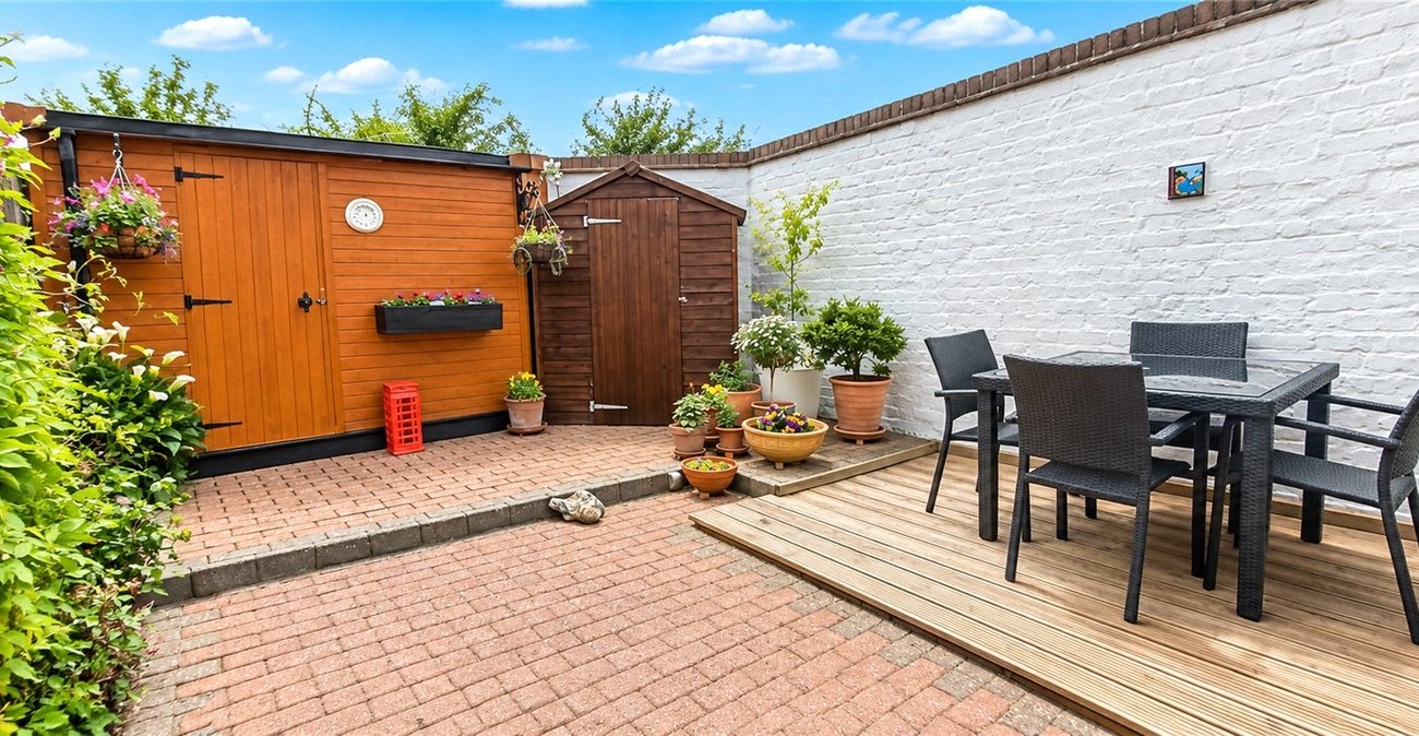 2 bedroom house for sale in London | Robinson Jackson
