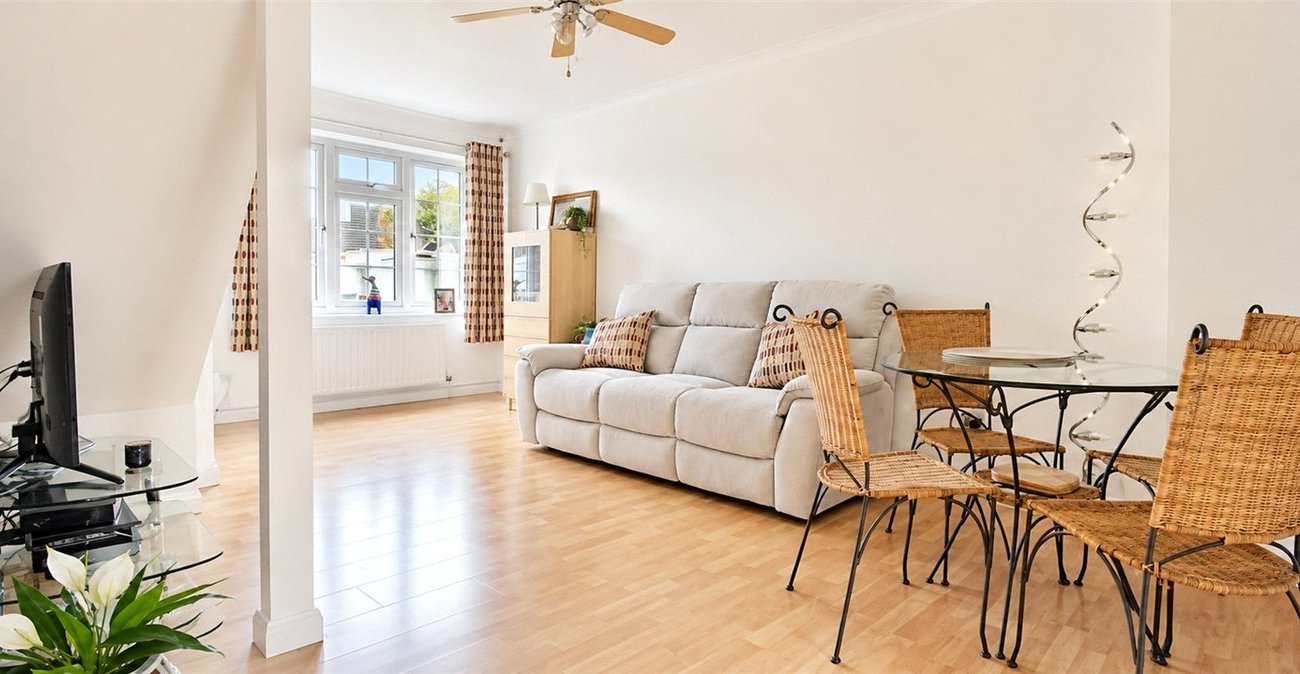 2 bedroom house for sale in London | Robinson Jackson