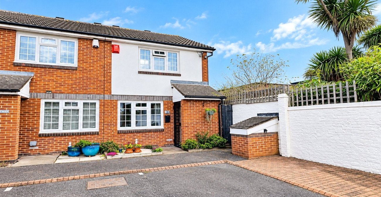 2 bedroom house for sale in London | Robinson Jackson