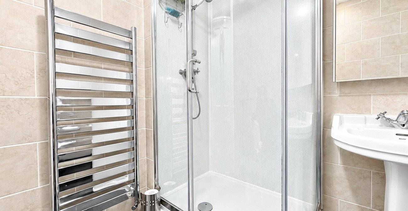 2 bedroom house for sale in London | Robinson Jackson