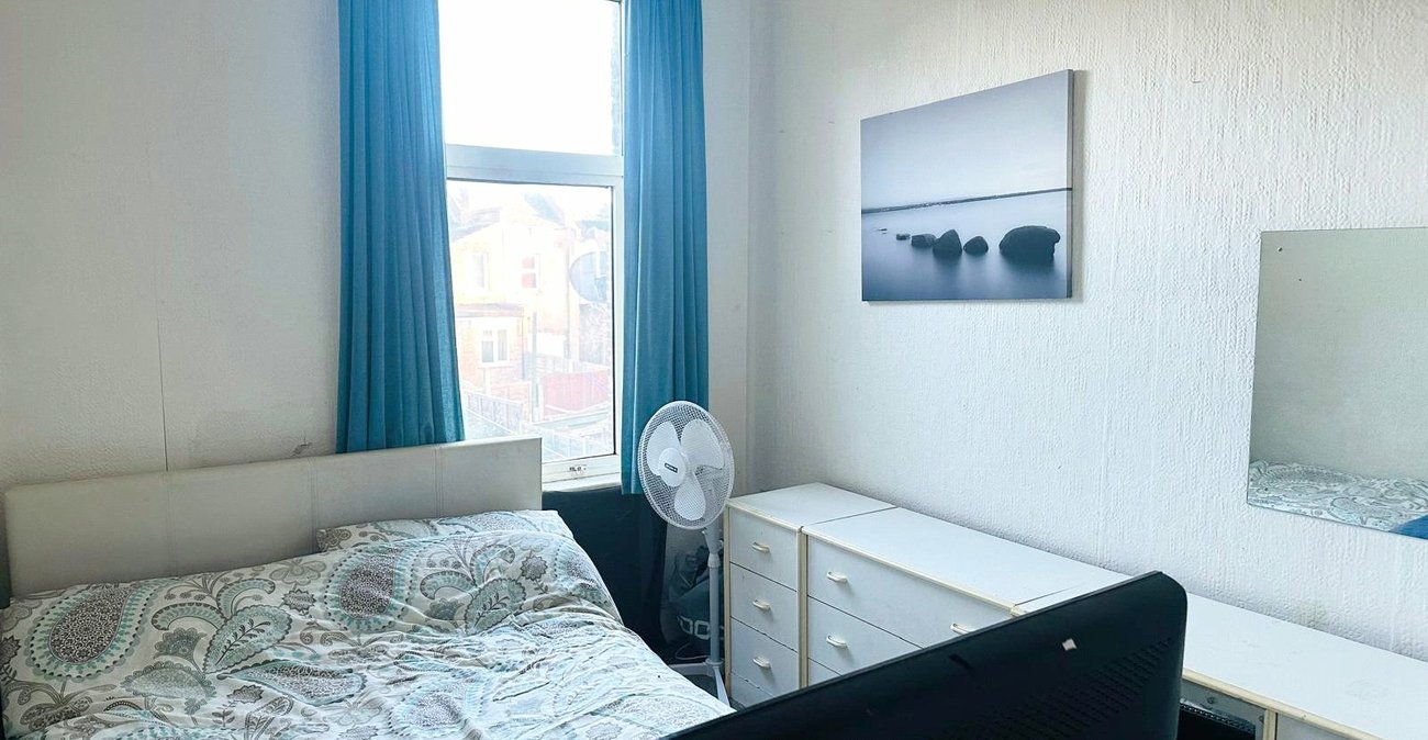 3 bedroom house for sale in London | Robinson Jackson