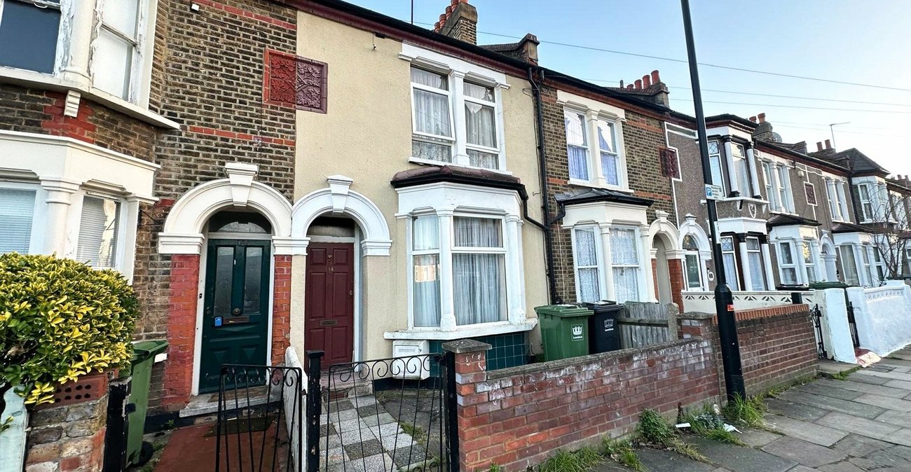3 bedroom house for sale in London | Robinson Jackson