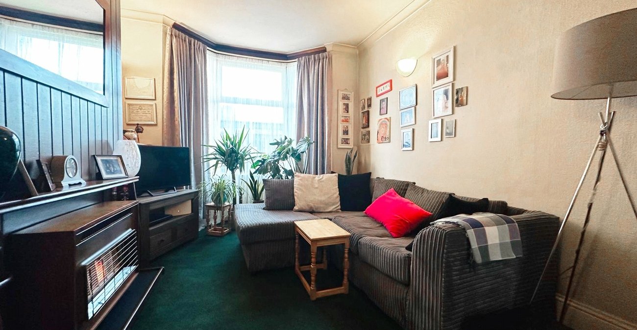 3 bedroom house for sale in London | Robinson Jackson