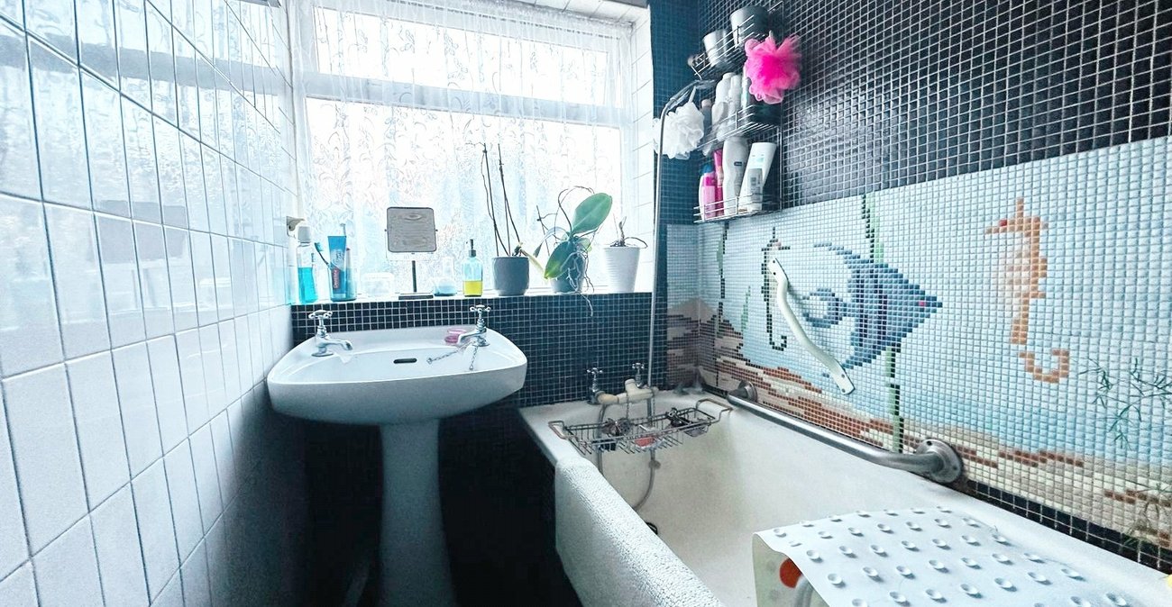 3 bedroom house for sale in London | Robinson Jackson