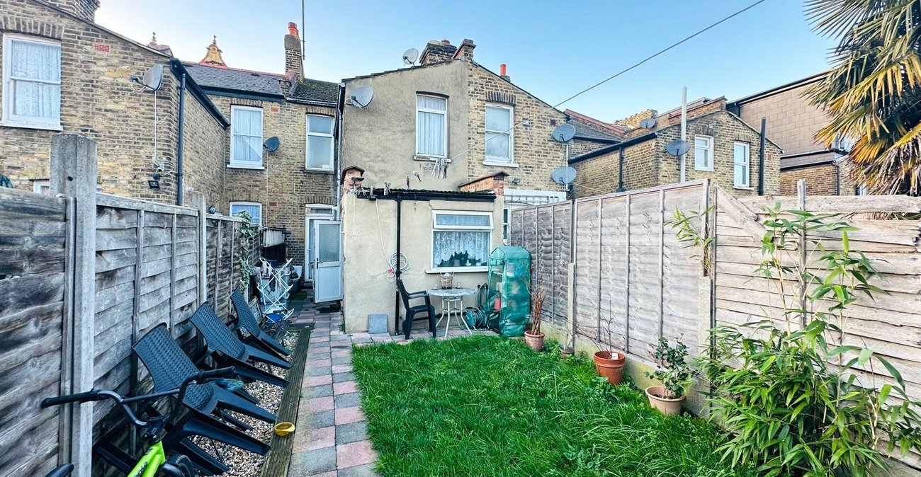 3 bedroom house for sale in London | Robinson Jackson