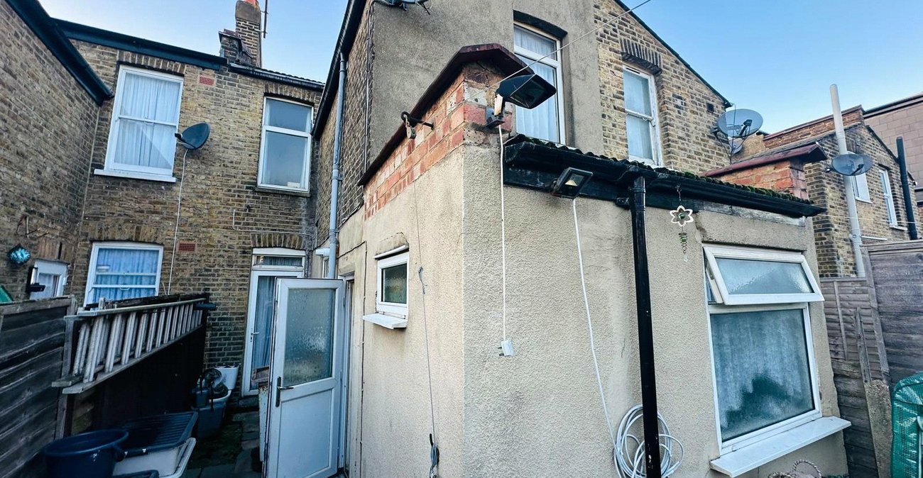 3 bedroom house for sale in London | Robinson Jackson