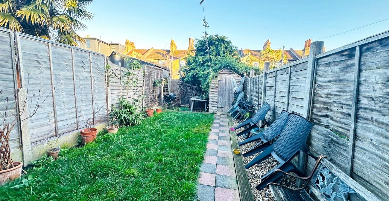3 bedroom house for sale in London | Robinson Jackson