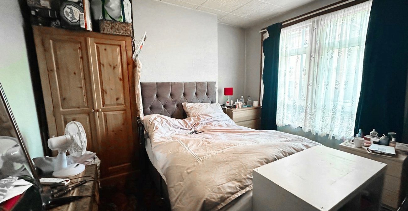 3 bedroom house for sale in London | Robinson Jackson