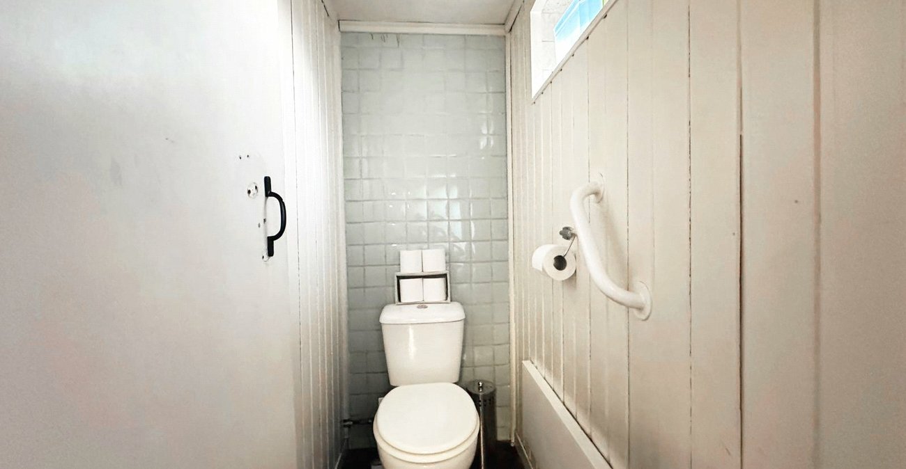 3 bedroom house for sale in London | Robinson Jackson