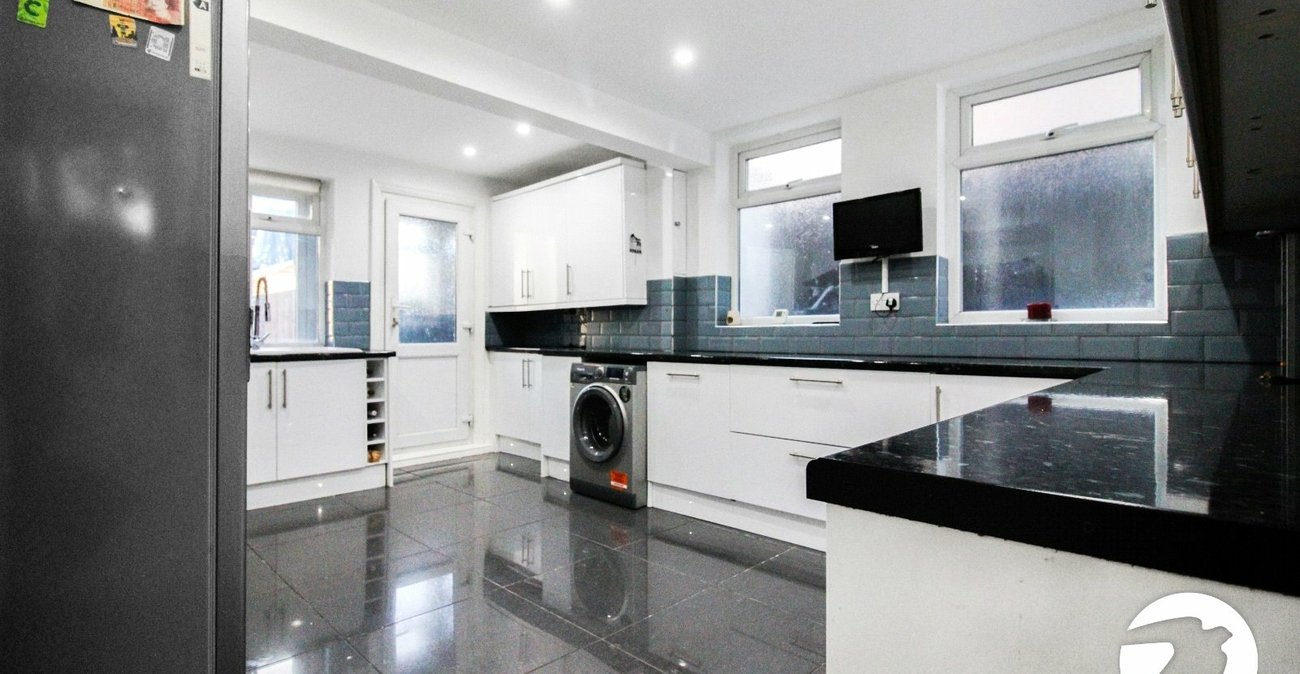 3 bedroom house for sale in London | Robinson Jackson