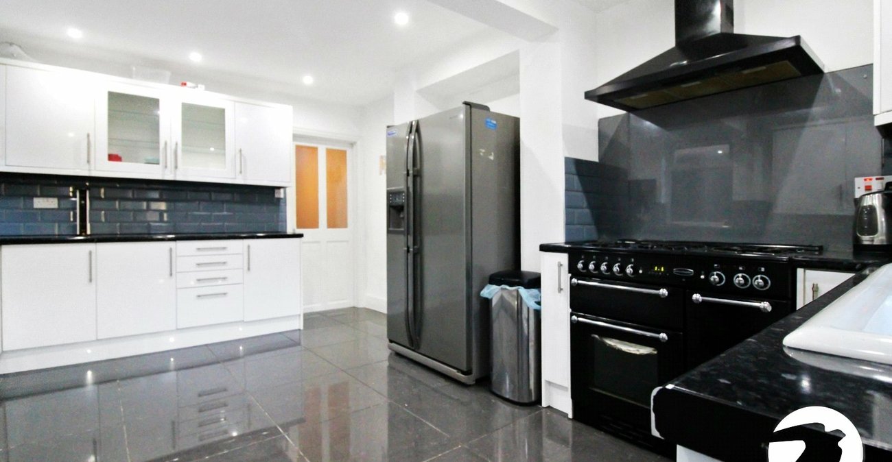 3 bedroom house for sale in London | Robinson Jackson