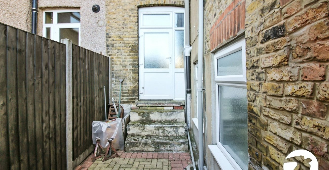 3 bedroom house for sale in London | Robinson Jackson