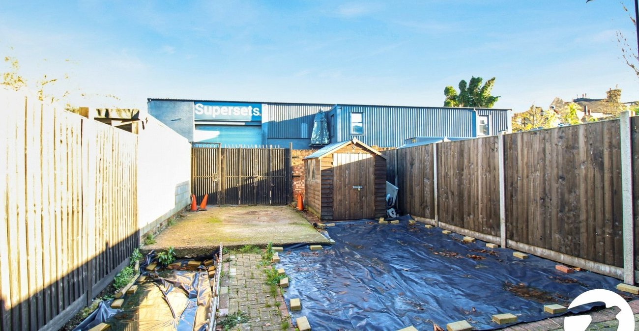 3 bedroom house for sale in London | Robinson Jackson