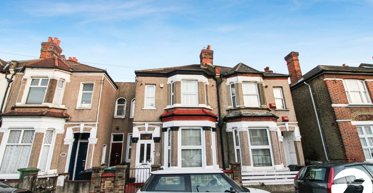 3 bedroom house for sale in London | Robinson Jackson