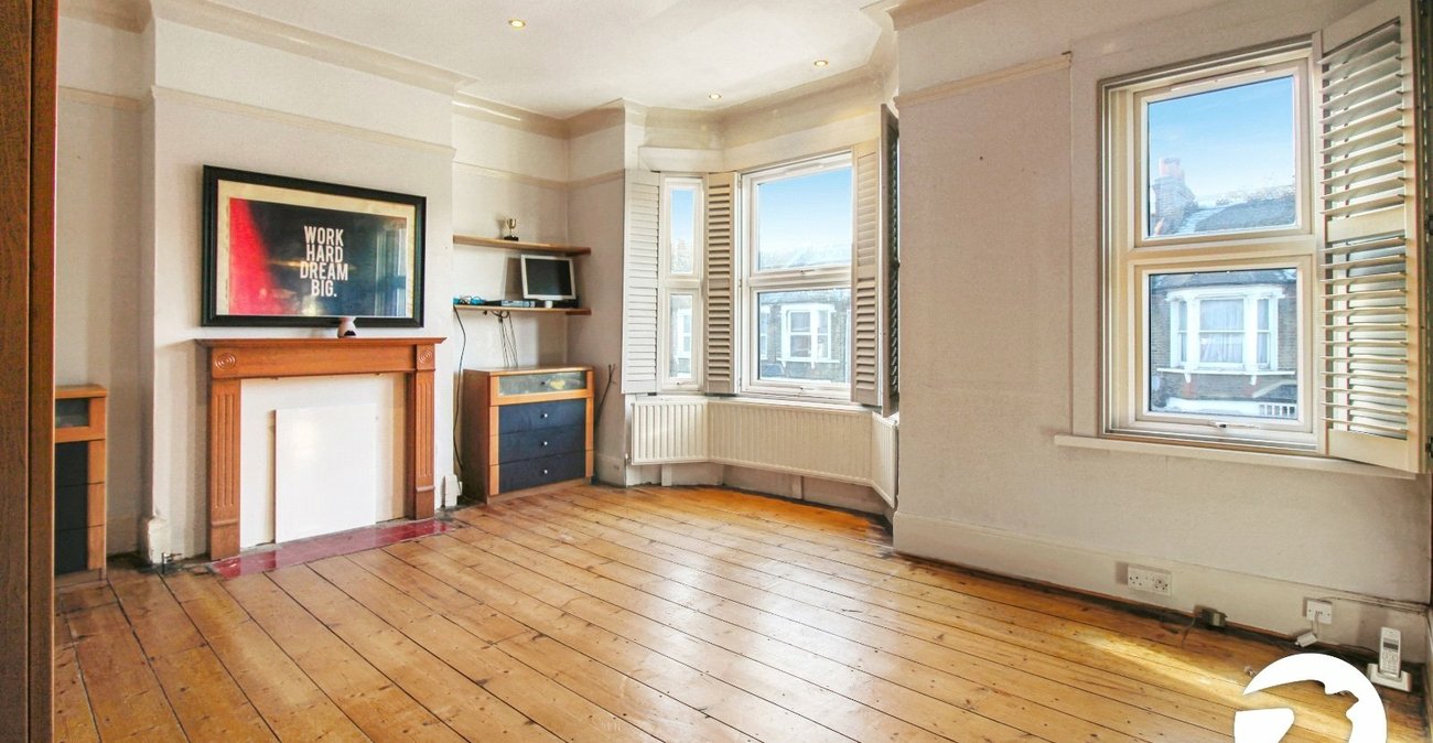 3 bedroom house for sale in London | Robinson Jackson