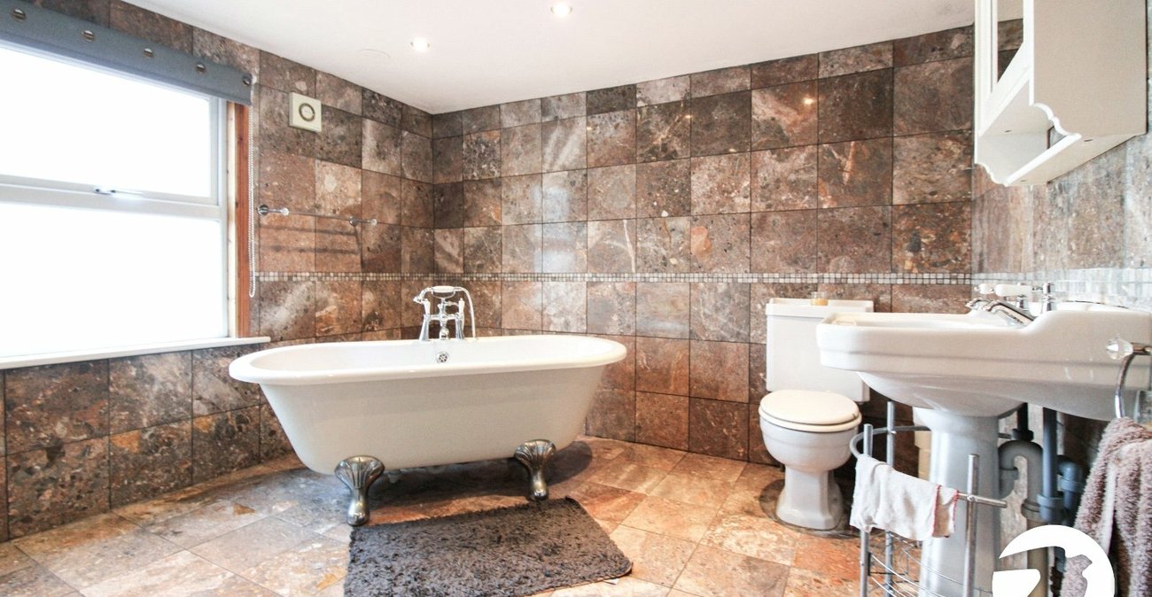 3 bedroom house for sale in London | Robinson Jackson