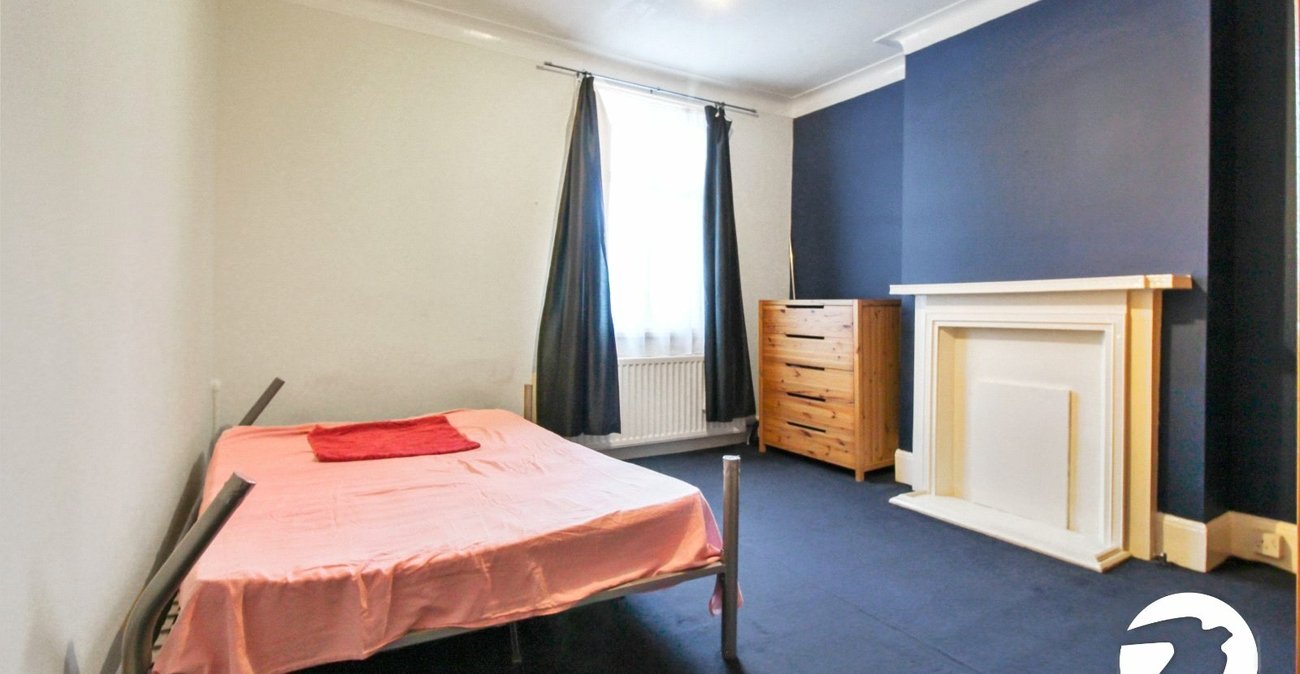 3 bedroom house for sale in London | Robinson Jackson