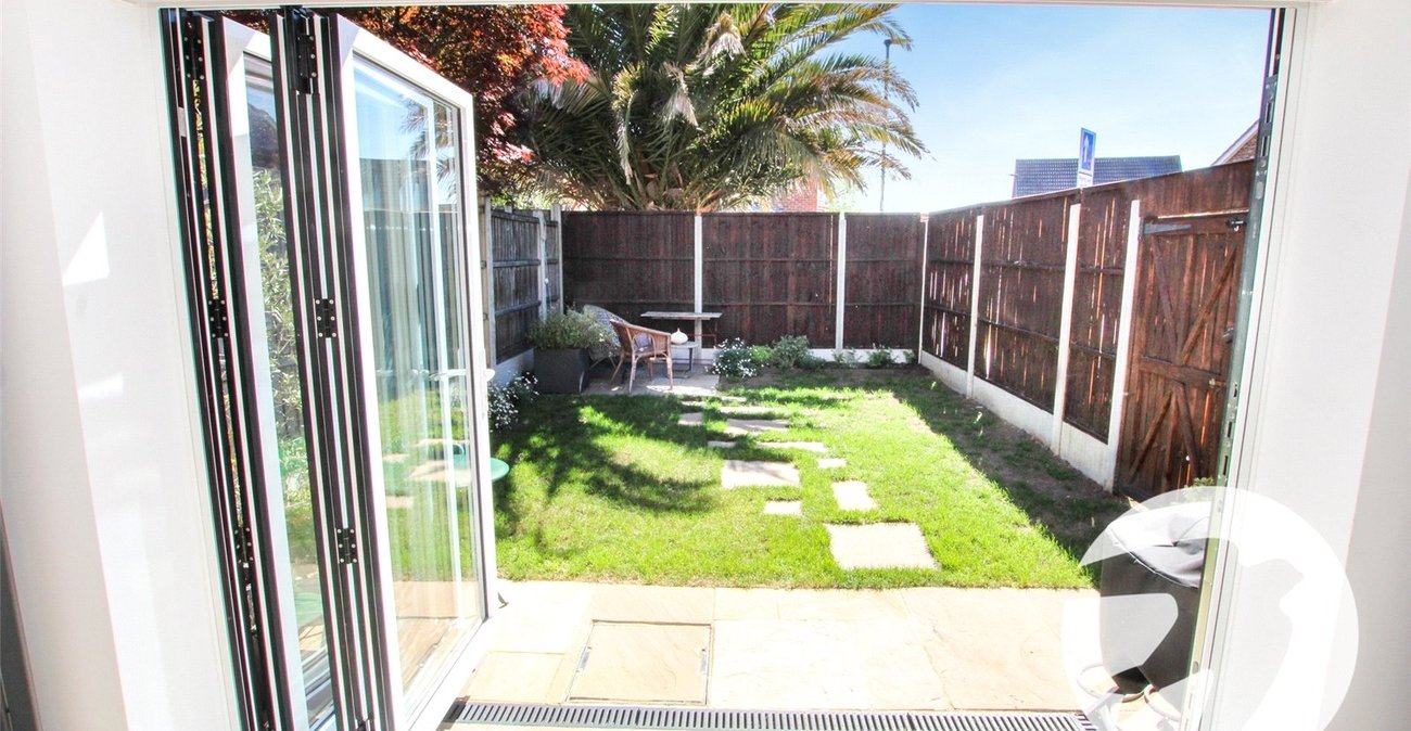 3 bedroom house for sale in London | Robinson Jackson