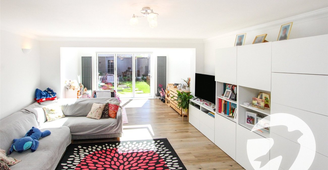 3 bedroom house for sale in London | Robinson Jackson