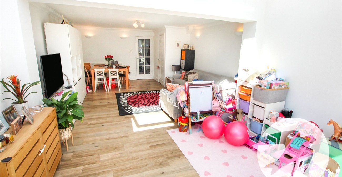3 bedroom house for sale in London | Robinson Jackson