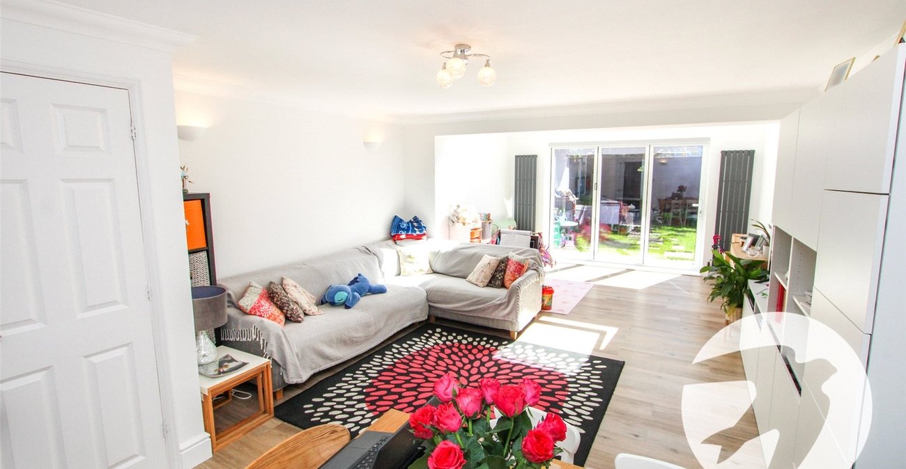 3 bedroom house for sale in London | Robinson Jackson