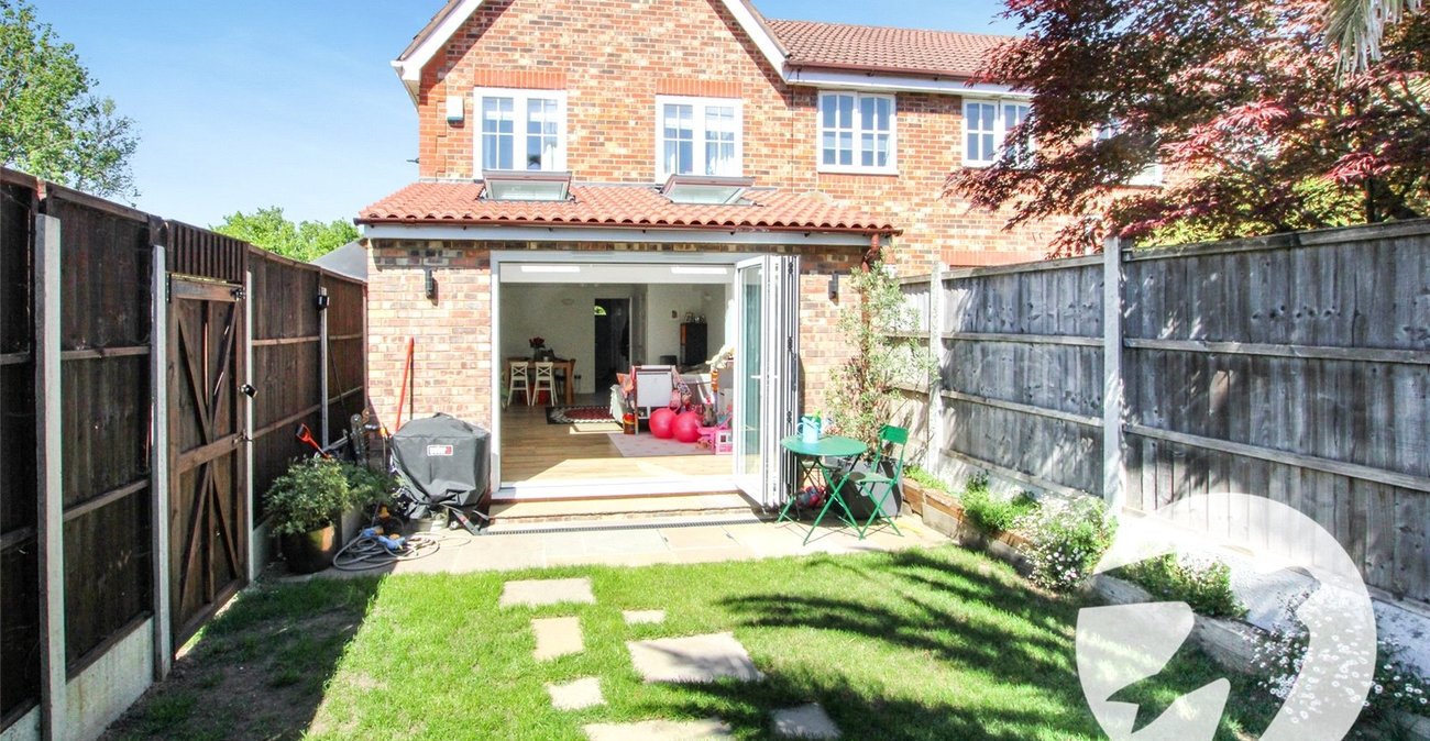 3 bedroom house for sale in London | Robinson Jackson