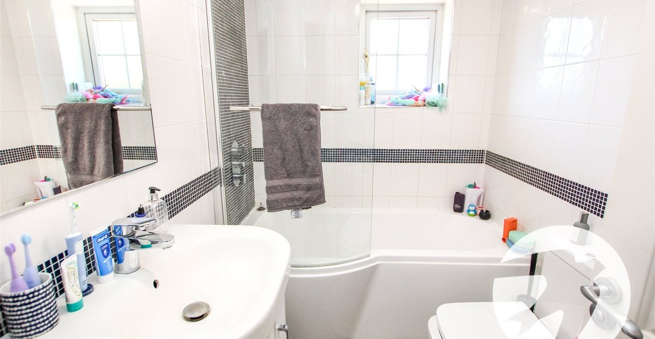 3 bedroom house for sale in London | Robinson Jackson