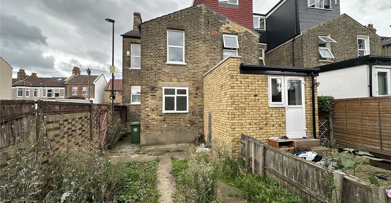 3 bedroom house for sale in London | Robinson Jackson