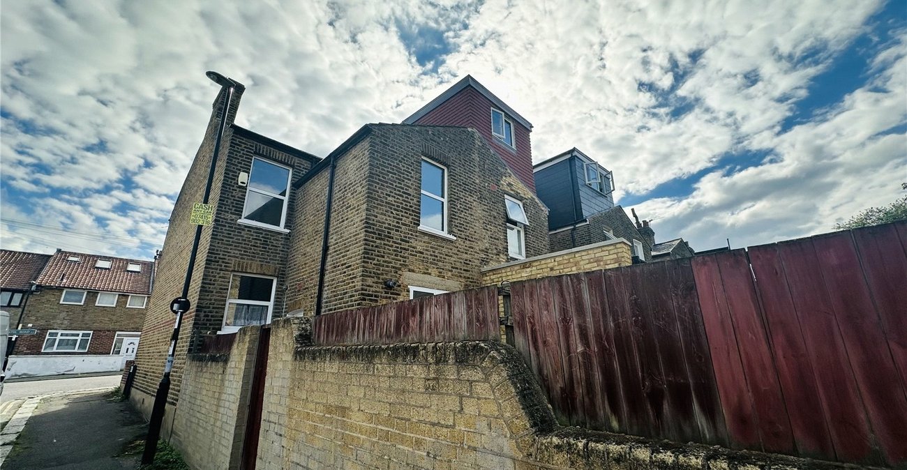 3 bedroom house for sale in London | Robinson Jackson